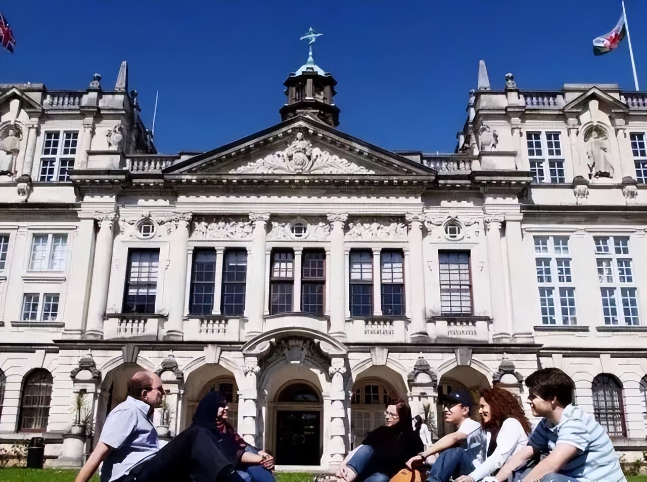 英国和美国留学哪个更安全,美国和英国留学哪个贵