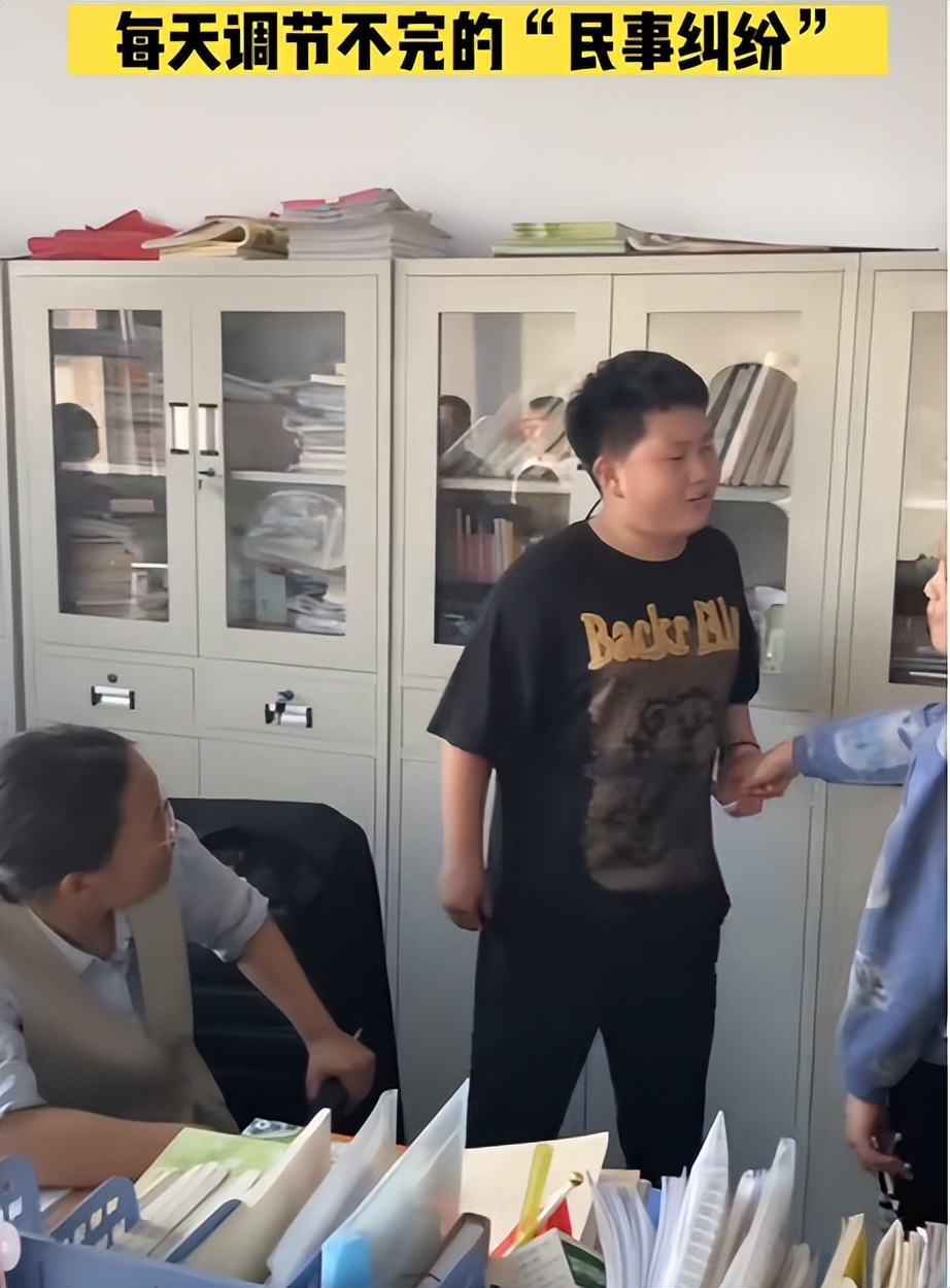 学校老师课间操意外走红,学校办公室老师视频