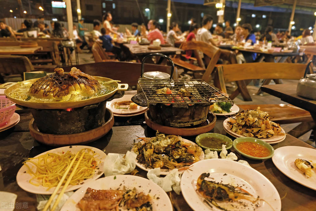 路边只烤羊肉串的利润有多大,自助烧烤羊肉串随便吃不赚钱嘛