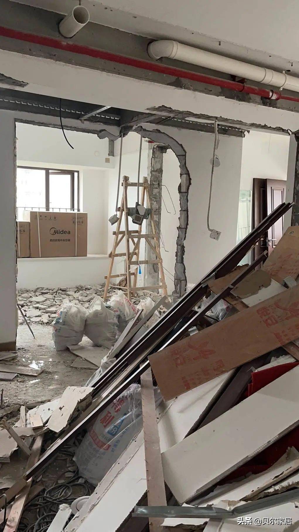 厨房瓷砖和开关插座翻车现场,悬浮电视墙翻车成品