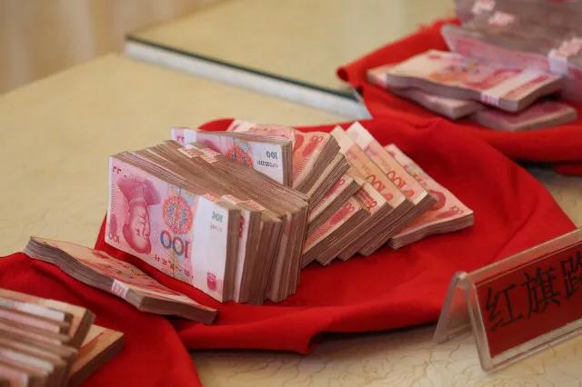 老人去世后14万存款银行拒绝支取,老人83万存款11年无人取