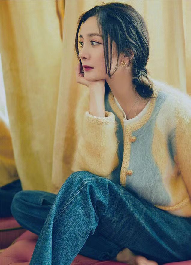 杨幂黑色皮衣哪吒头搭配,杨幂黑色翻领毛夹克