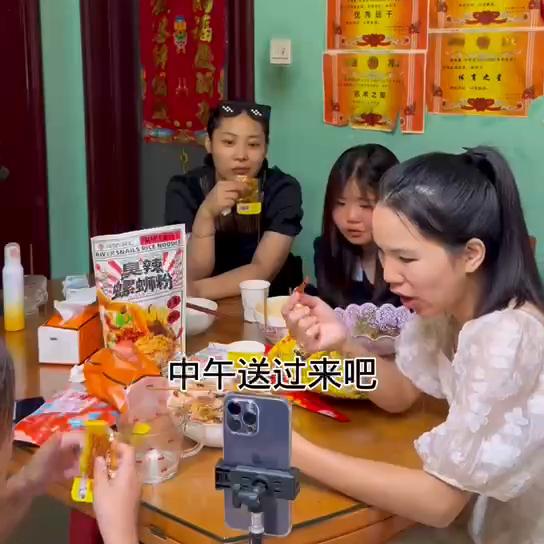 朋友家小宝过生日,准备了礼物送她,小宝挺喜欢送的爱莎公...