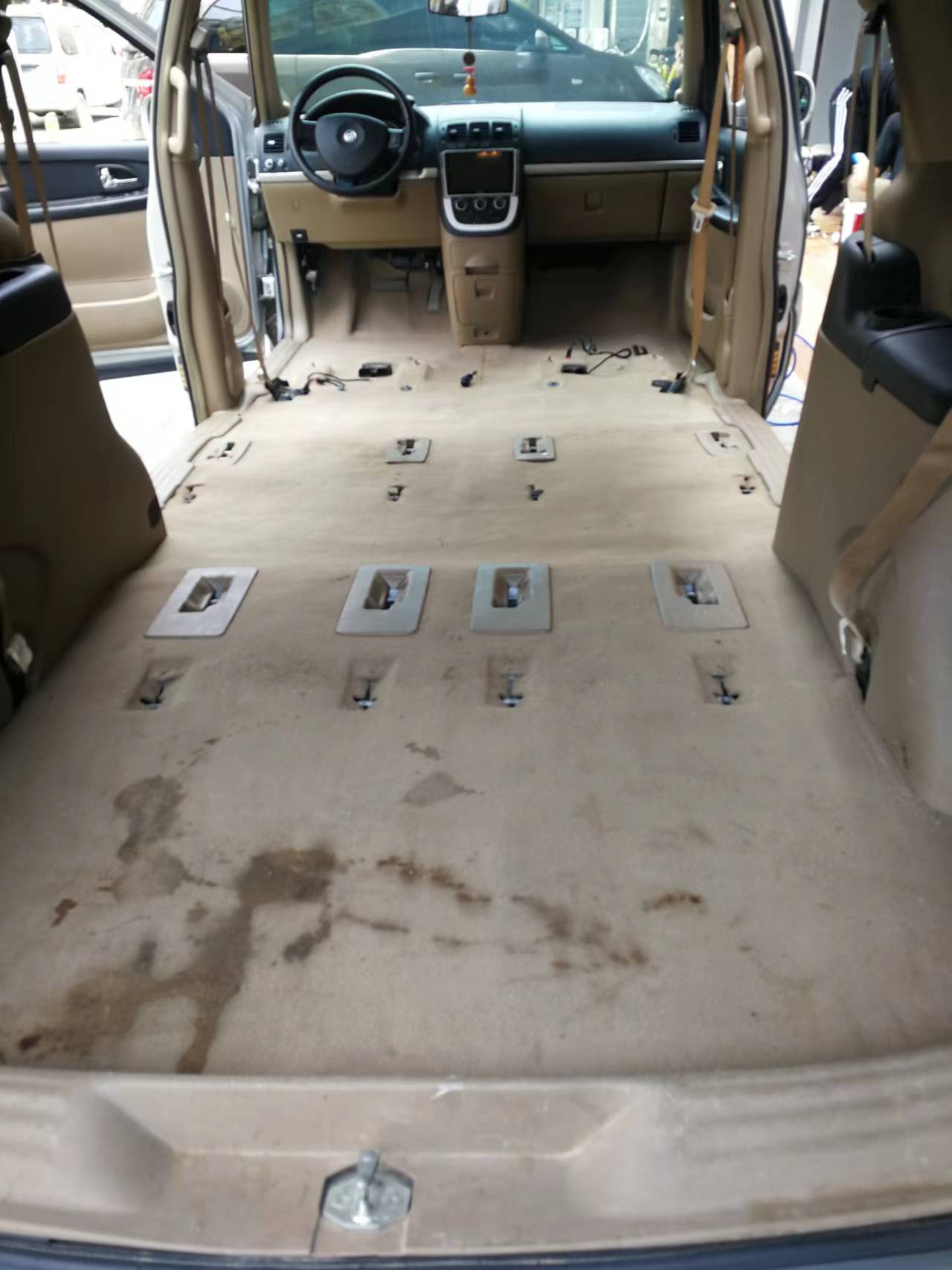 如何清洁汽车内饰灰尘,清洁汽车内饰最好方法