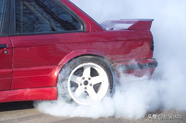 混动汽车排气管冒白烟,汽车冒白烟原因和解决方法
