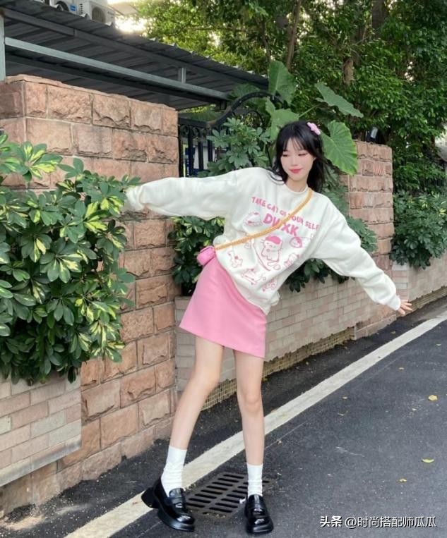 扔掉你的小白鞋吧,过时了!满街都是“乐福鞋+短袜”,特洋气