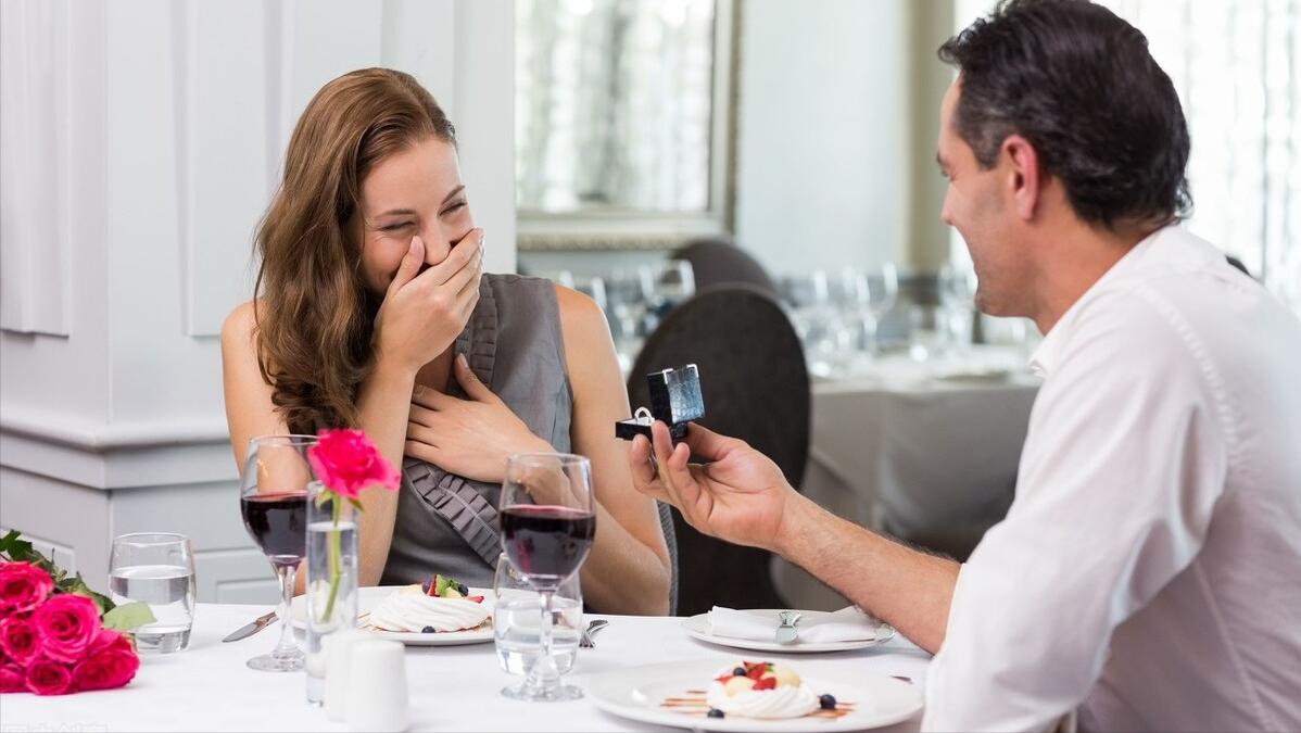 美国一女子穿短牛仔裤进急救室,美国女子穿牛仔短裤新闻