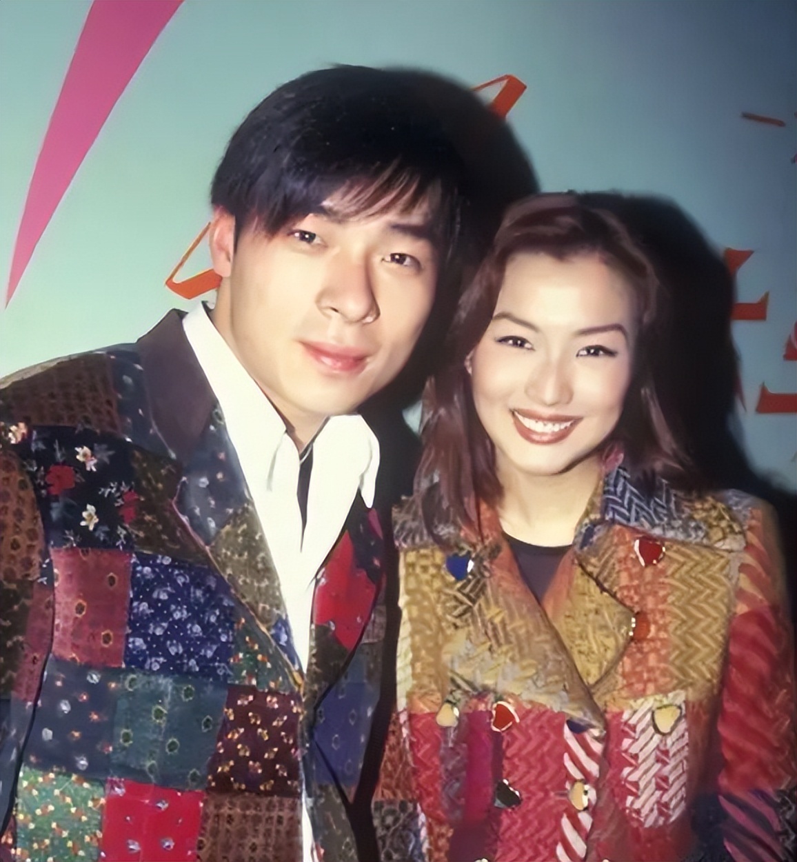 脖子青筋暴起、胸部瘦成排骨，这8位女明星的审美太畸形了