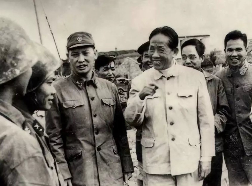 中越开战前，*小平邓**出访美国巧用奇谋，致使苏联百万大军不敢妄动