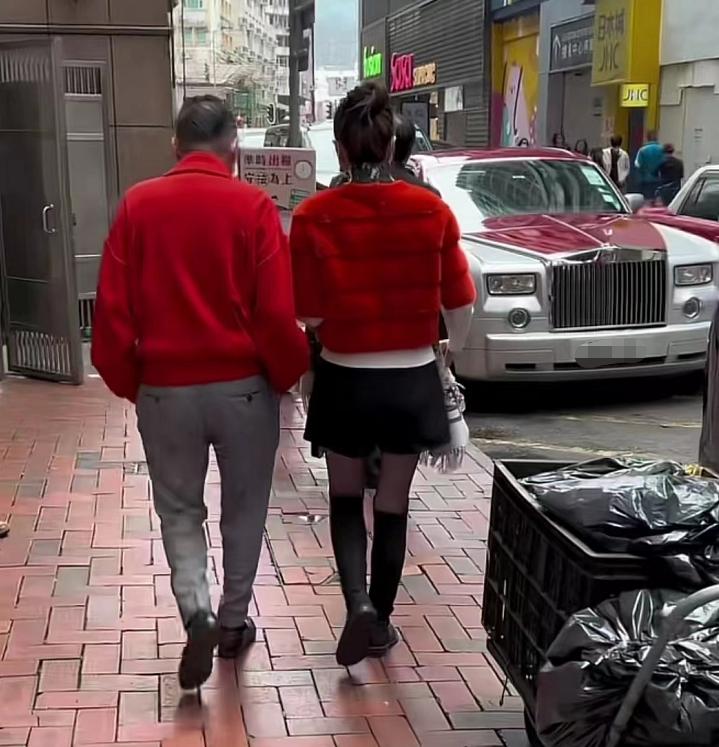 86岁赵世曾携女伴现身街头,赵世曾为女朋友庆生