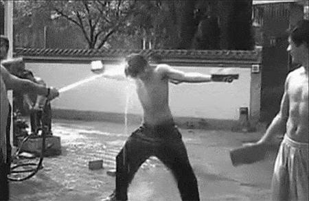 卖螺蛳粉网红男扮女装好几个人,代言螺蛳粉的男星