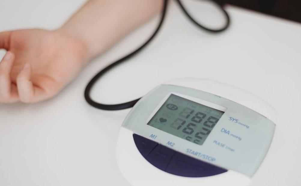 老人长期喝牛奶的好处和坏处,老人喝牛奶与不喝牛奶差别很大吗