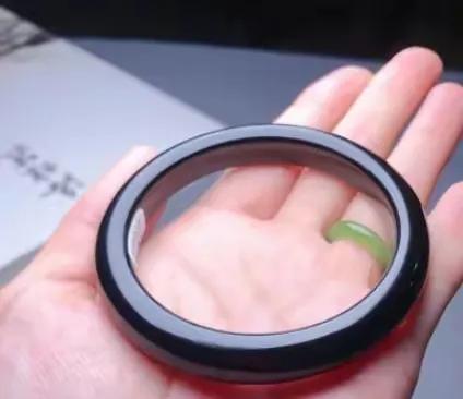 北京一女士花27000元买下的玉镯抠下标签后，没想到只值几百元了