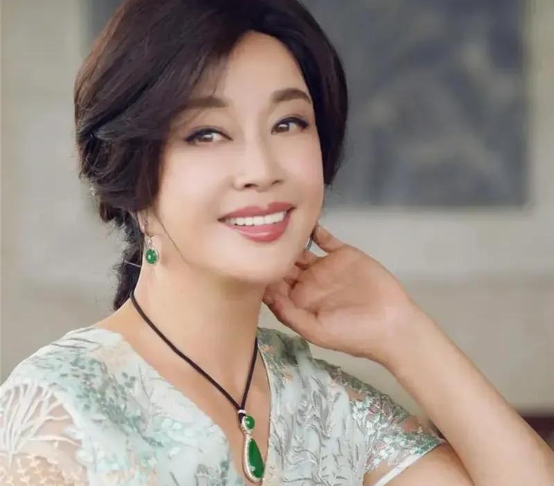 刘晓庆经历了4段婚姻,刘晓庆一生的爱情与婚姻