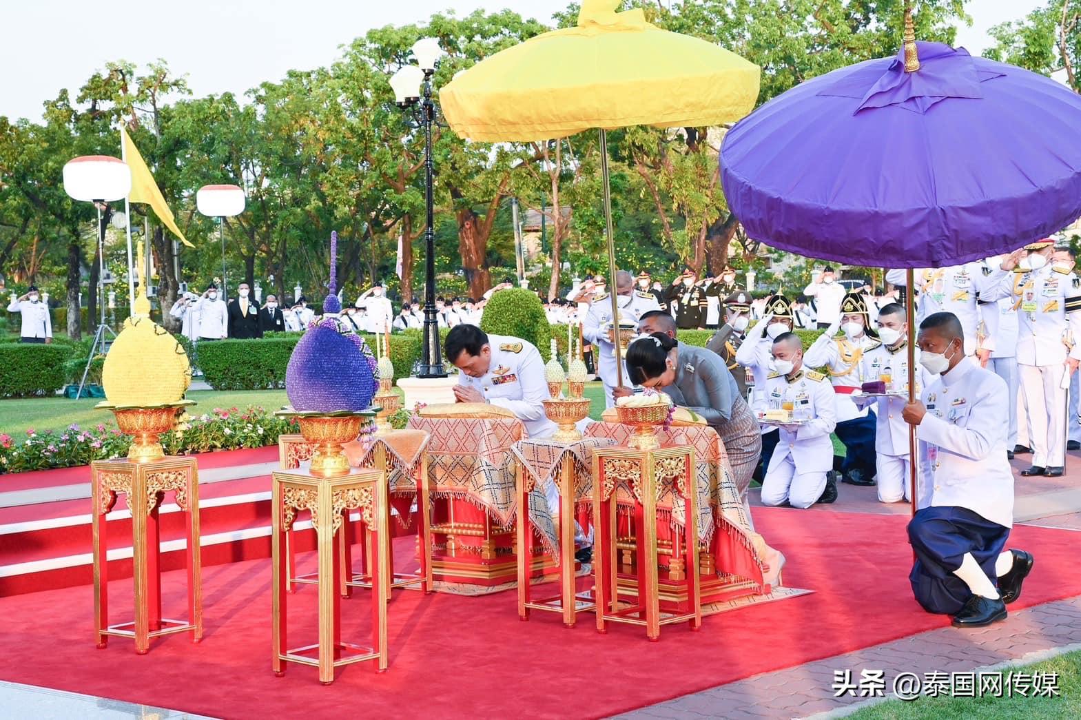 泰国国王给王后颁发毕业证书,泰国国王亲自给学生发毕业证