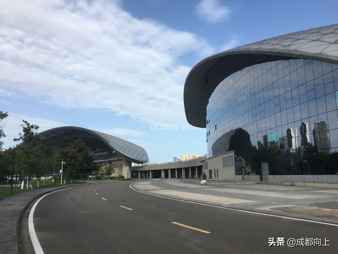 被吹爆的成都国际城南，居然没有拿得出手的体育场馆？