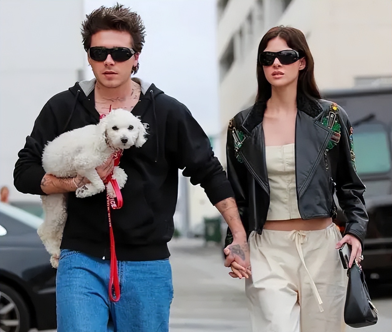 小贝长子与妮可拉十指紧扣,小贝大儿子和女朋友秀恩爱