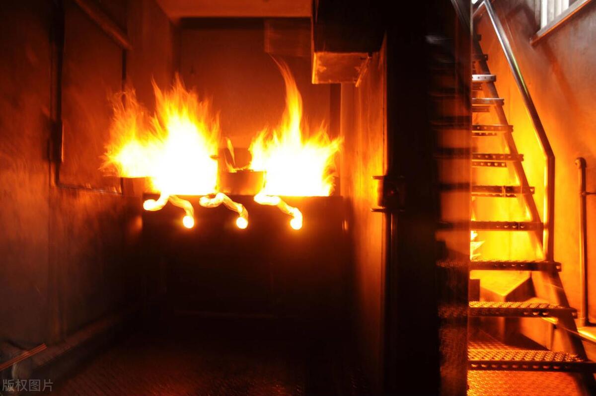 装修工人引发火灾责任谁承担,楼顶防水失效造成屋内损失谁负责