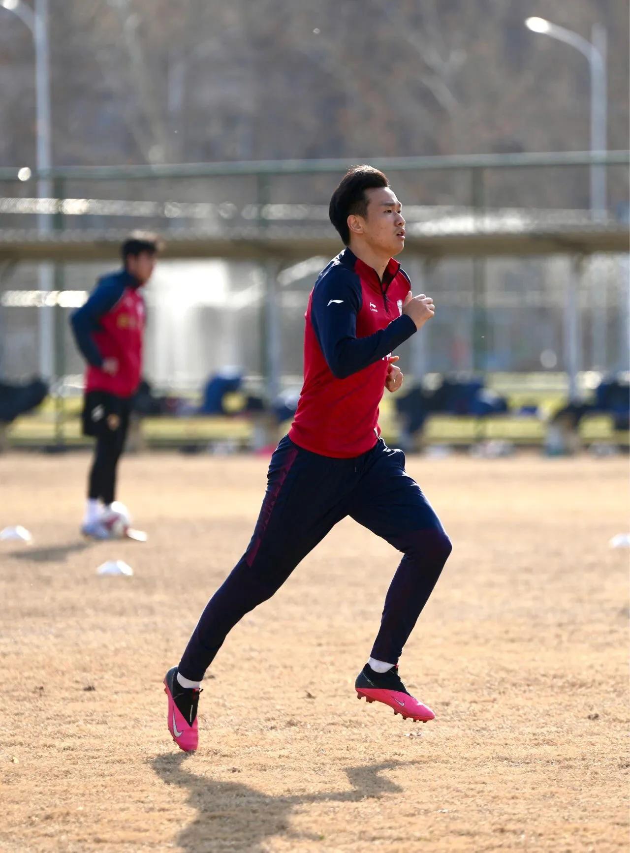 陕西长安竞技现有球员们继续在丈八基地进行赛季前的备战训练