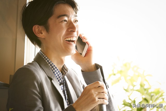 男人一旦爱上你，常常会有这几种表现，特别是第三种，好温馨呀