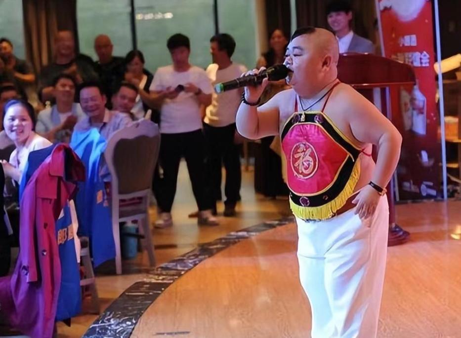 1米2小男人娶1米68老婆,1米2男孩娶26岁漂亮女孩