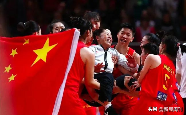 女篮世界杯郑薇教练布置战术,水庆霞为啥不能当女足教练