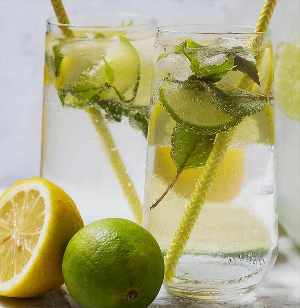 柠檬泡水喝的两大禁忌,柠檬泡水喝的禁忌和副作用