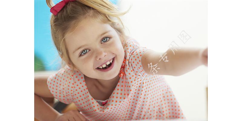 4岁女孩肚子疼被爸爸抱进急救室,12岁女孩肚子疼妈妈带去医院检查