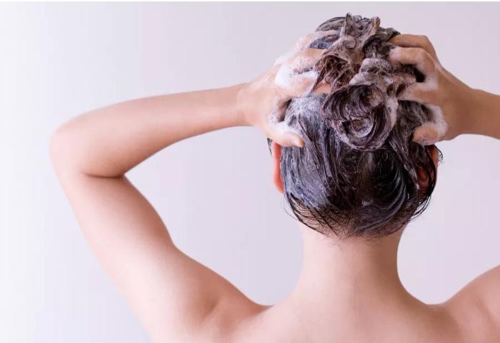 胸前和背部长痘是怎么回事,额头背部长痘是什么原因导致的