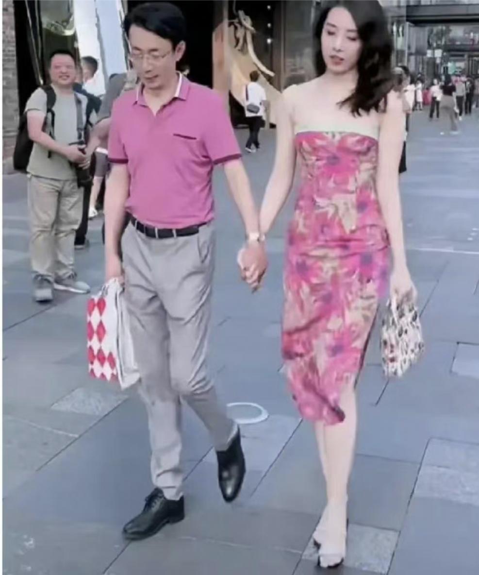 董小姐首次作出回应：半夜不睡觉玩微博，点赞追责摄影师新闻