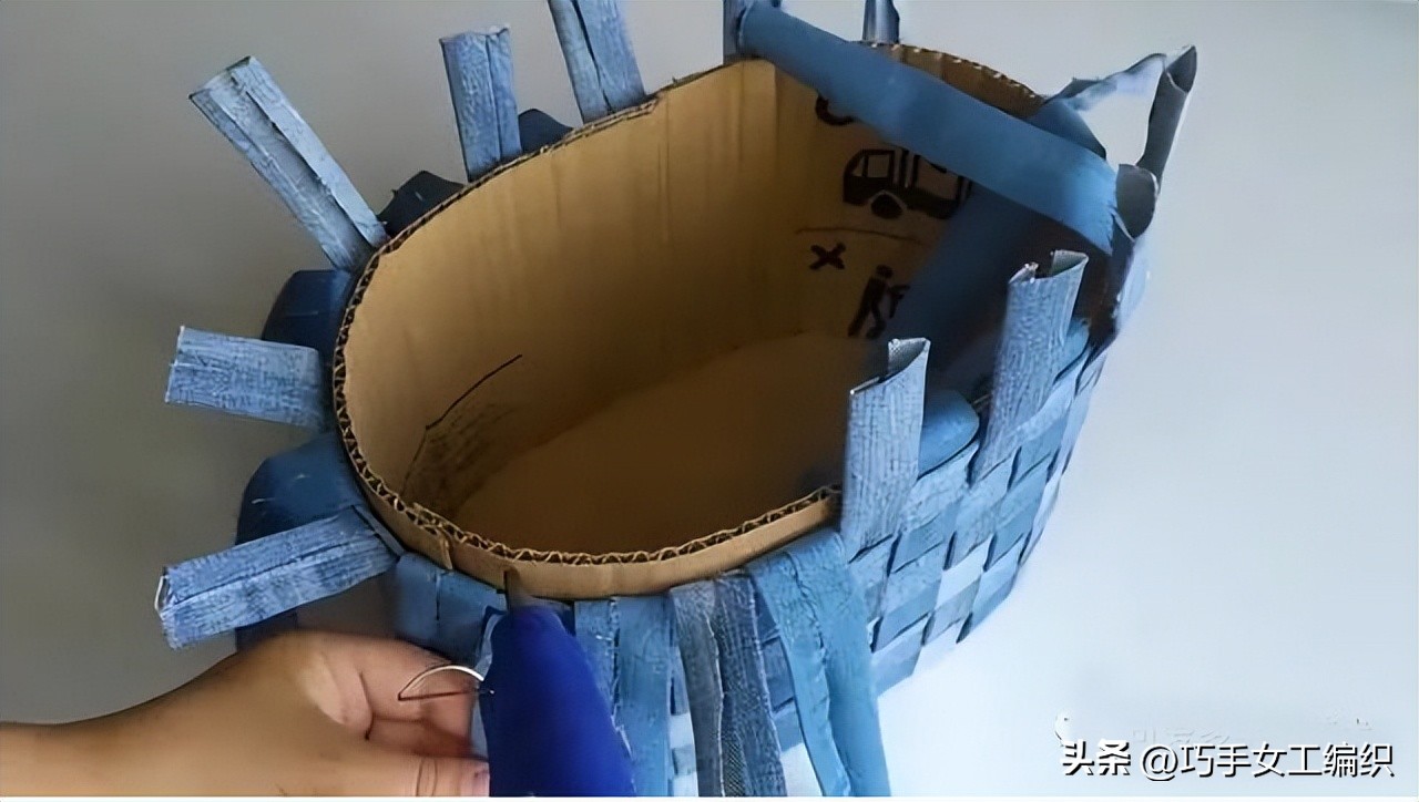 牛仔裤收纳神器改造,旧牛仔裤布条再利用的妙招