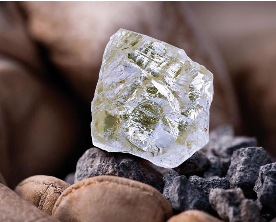 1997年山东女孩捡到价值10亿的钻石,捡到10亿钻石上交42年后现状