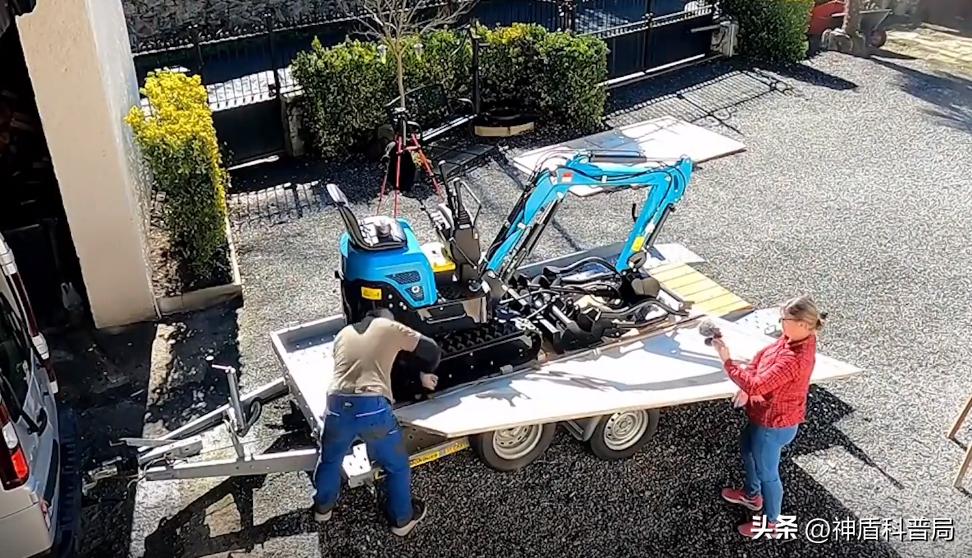 外国大爷买了一辆中国小型挖掘机,外国大爷购买中国迷你挖掘机