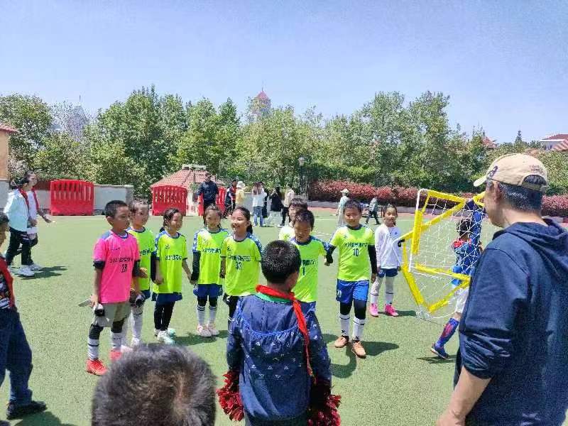 绿茵场纵情驰骋,驰骋绿茵放飞梦想