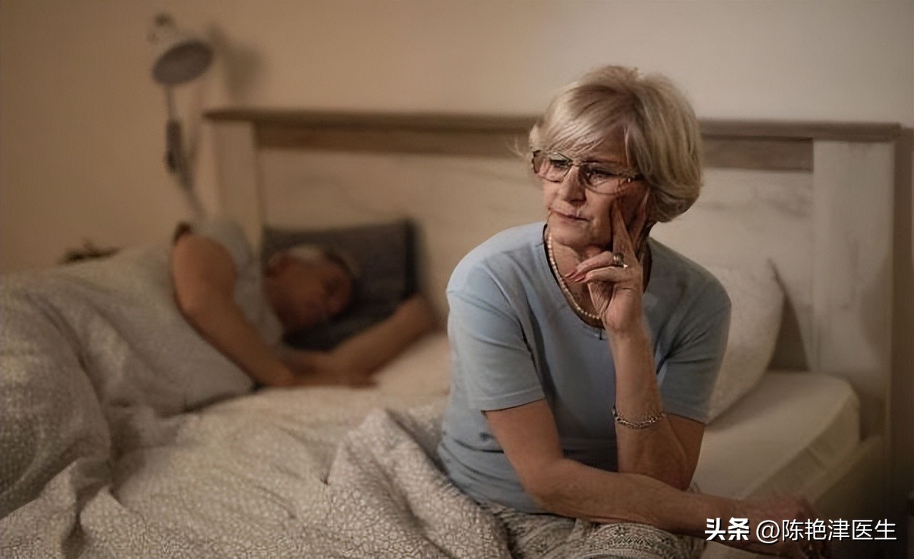 晚上喝牛奶和早上喝牛奶哪个更好,长期夜间喝牛奶会不会有什么危害