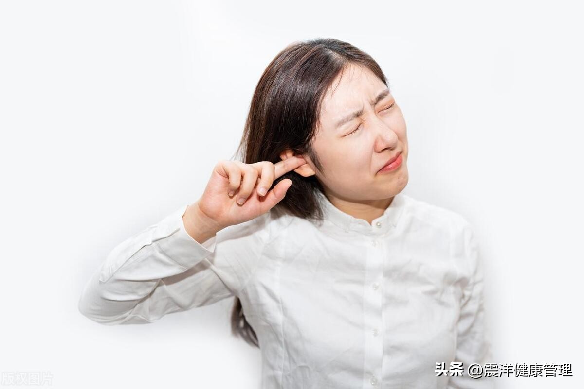 耳朵里太痒了掏出来臭臭的东西,耳朵老是痒天天都要掏怎么回事