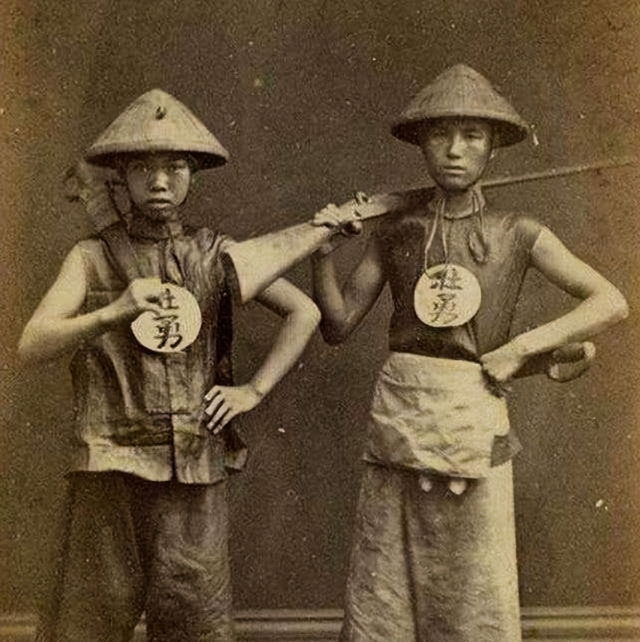 清兵勇字服与兵字服的区别,清军胸前的兵勇丁卒有何深意