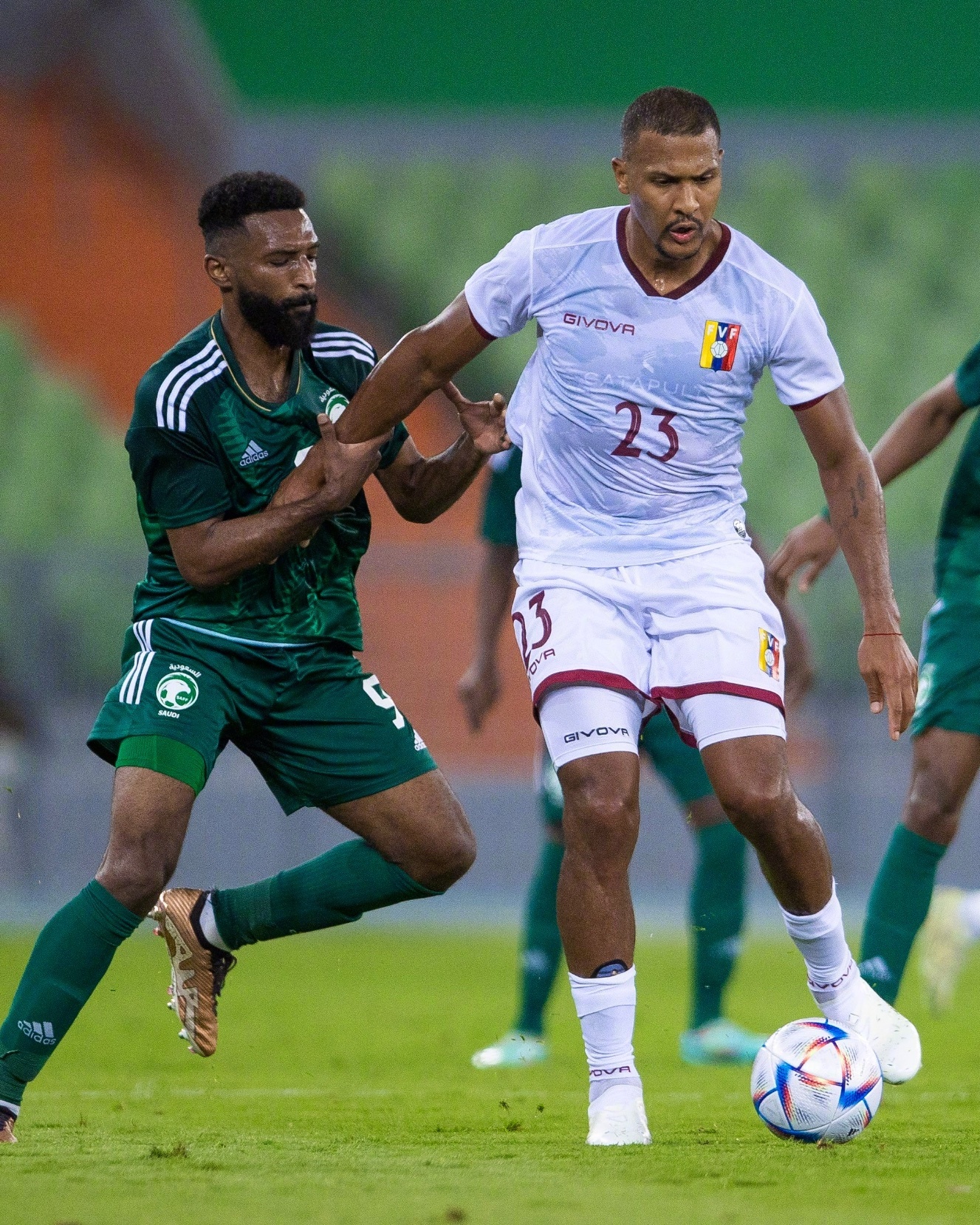 亚洲2支球队接连爆冷,2比3输沙特后的中国足球