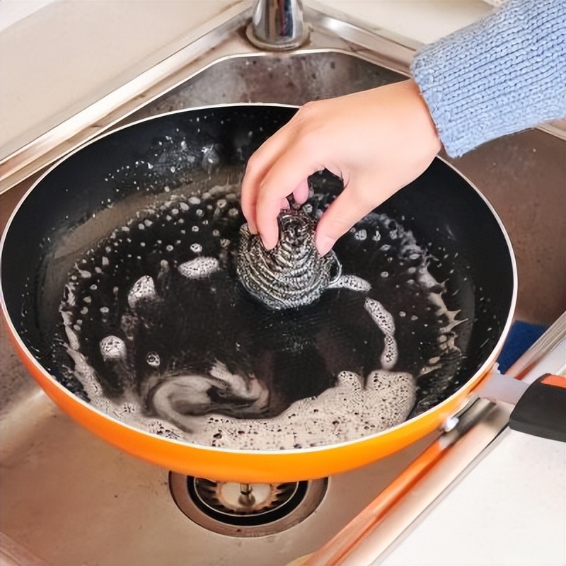 不锈钢锅底部烧黑了还能用吗,不锈钢锅烧糊变黑了别用钢丝球