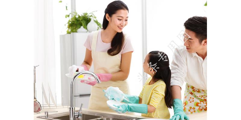 年年过生日女儿都迟到,今年我去接她,到门口后我愣了,默默离开