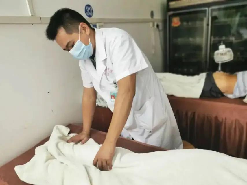 90后小伙转行做催乳师,90后小伙学催乳