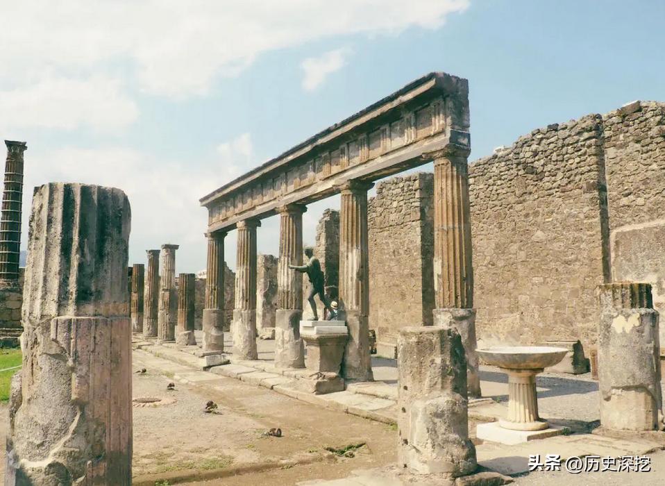 火山灰为什么能完全掩埋庞贝,火山灰下的庞贝古城现状