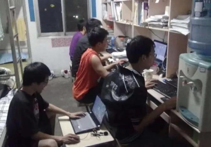 现在的大学生每天都在干嘛？为什么很多连毕业证都混不到？