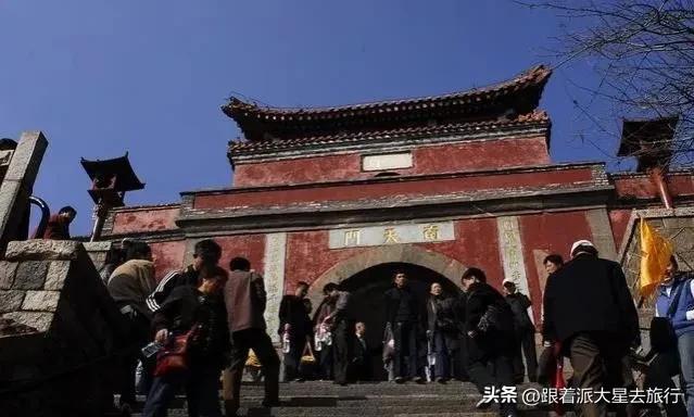 为啥爬泰山第一次不登顶,为什么爬泰山好几次爬不上去