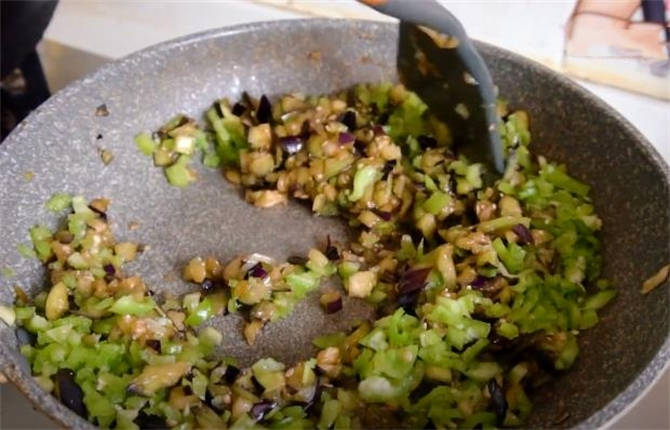 早餐我家就爱吃这馅饼皮酥馅鲜嫩,只要10分钟做出又酥又香的馅饼