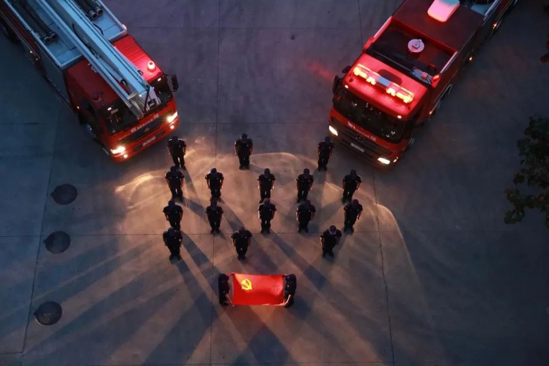 河南省消防员立功喜报送到家,消防站荣获工人先锋号