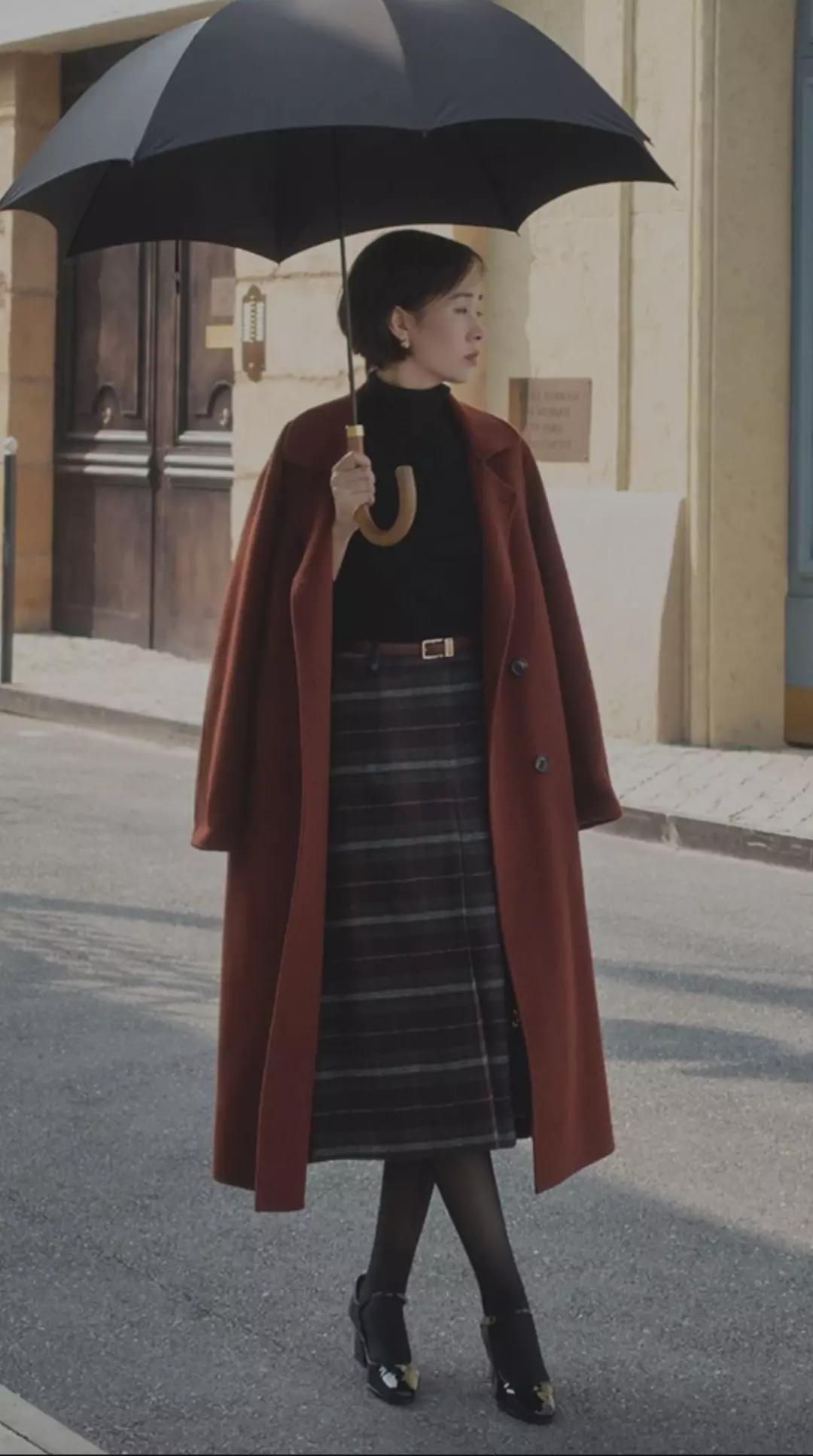 上了年纪的女人少穿这3种羽绒服,上了年纪的女装运动鞋