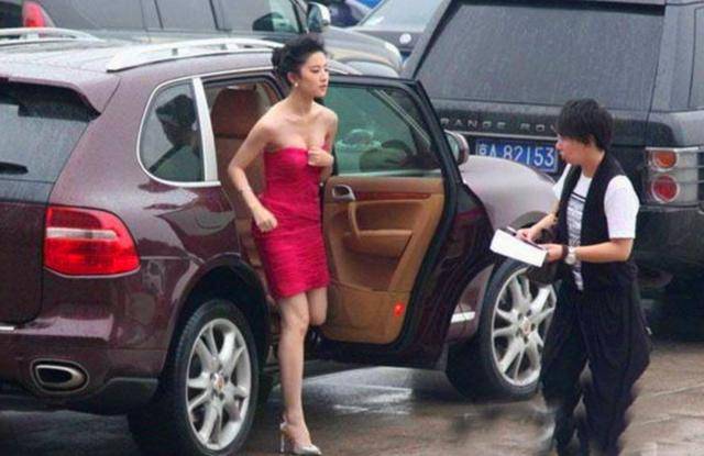 最有钱女明星刘亦菲,刘亦菲秀名贵翡翠大耳环