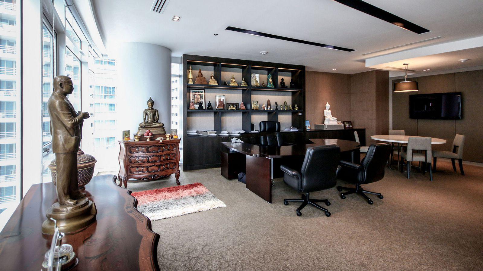 风水大师专给富婆算命,有几颗痣都知道,被捕后坦言:曾是美容院的