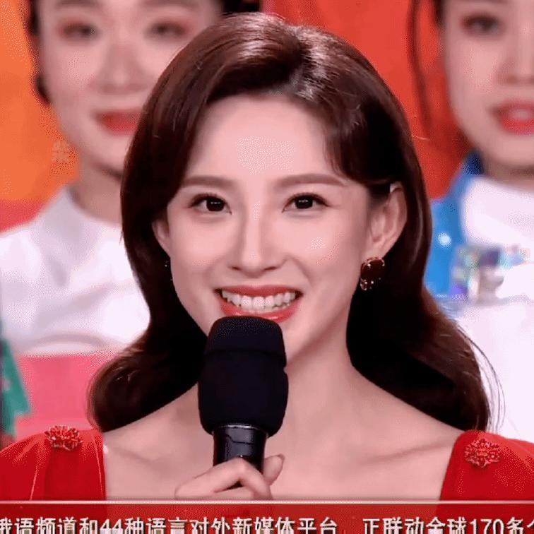 泳装模特大赛出道，逆袭成为“央视一姐”，连续两年主持央视春晚